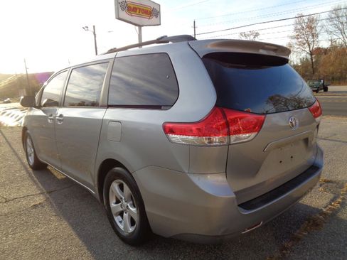 Used 2012 Toyota Sienna LE image 7