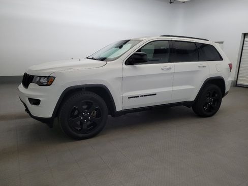 Used 2018 Jeep Grand Cherokee Laredo AWD/4WD image 2