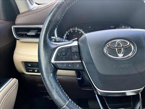 Used 2021 Toyota Highlander Limited FWD image 18
