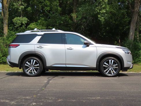 Used 2024 Nissan Pathfinder Platinum w/ Cargo Package AWD/4WD image 2