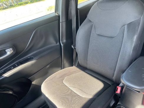 Used 2019 Jeep Renegade Altitude w/ Quick Order Package 2XM FWD image 17