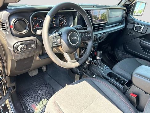 Used 2025 Jeep Gladiator Rubicon w/ Convenience Group AWD/4WD image 20