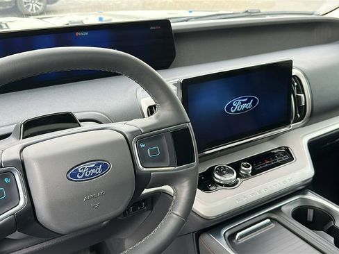 Used 2025 Ford Expedition Active image 7