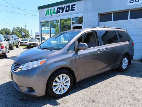 Used 2016 Toyota Sienna LE AWD/4WD image 1