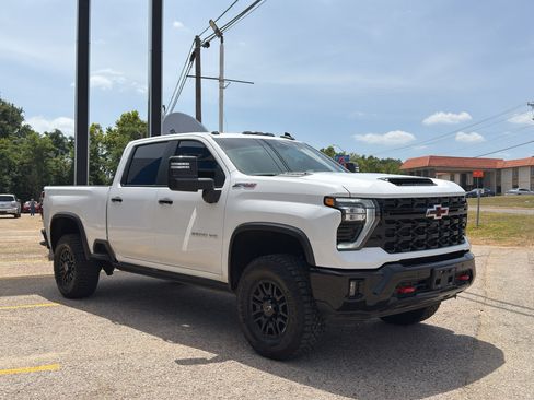 Used 2025 Chevrolet Silverado 2500 ZR2 w/ Technology Package AWD/4WD image 12