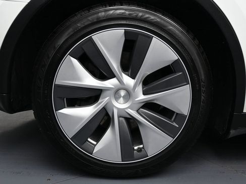 Used 2022 Tesla Model Y Long Range image 12