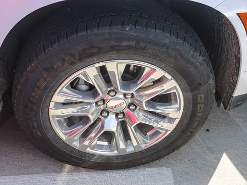 Used 2025 GMC Yukon XL Denali image 17