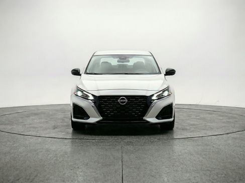 Used 2025 Nissan Altima 2.5 SV FWD image 2