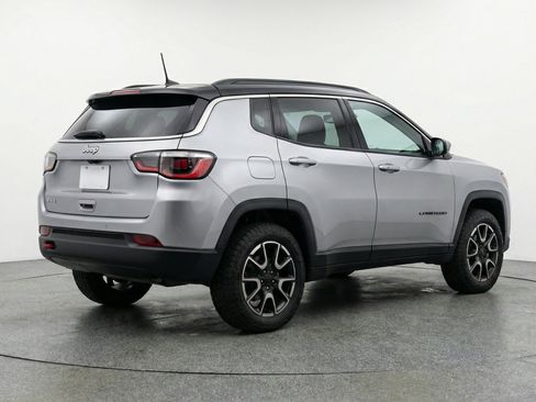 Used 2025 Jeep Compass Trailhawk image 9