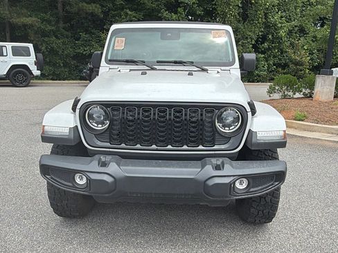 Used 2025 Jeep Gladiator Sport AWD/4WD image 3