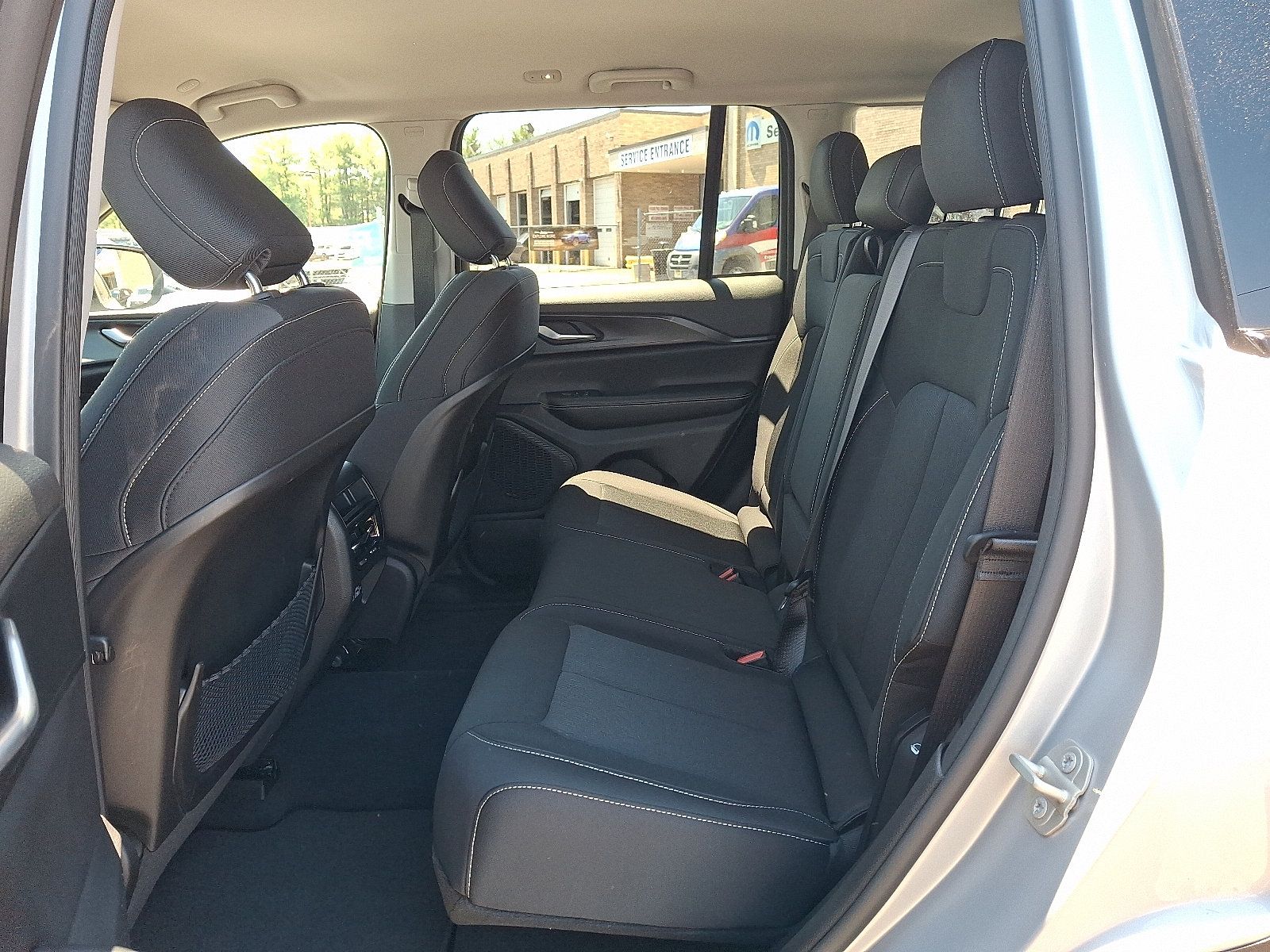 Used 2023 Jeep Grand Cherokee Laredo w/ Luxury Tech Group I AWD/4WD image 11