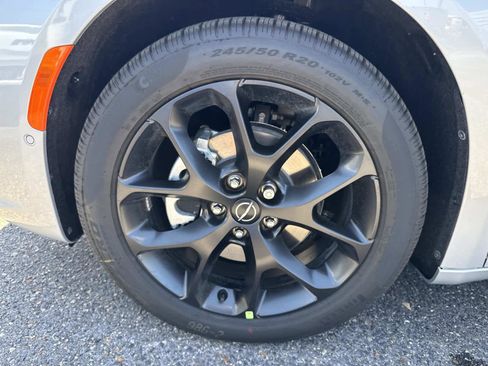 New 2026 Chrysler Pacifica Limited FWD image 3
