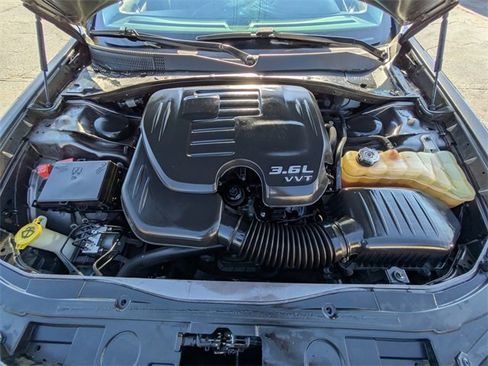 Used 2017 Chrysler 300 C image 11