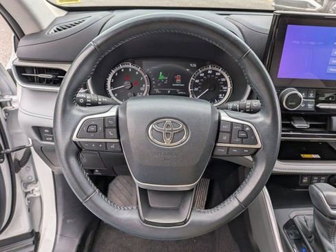 Used 2023 Toyota Highlander XLE AWD/4WD image 17
