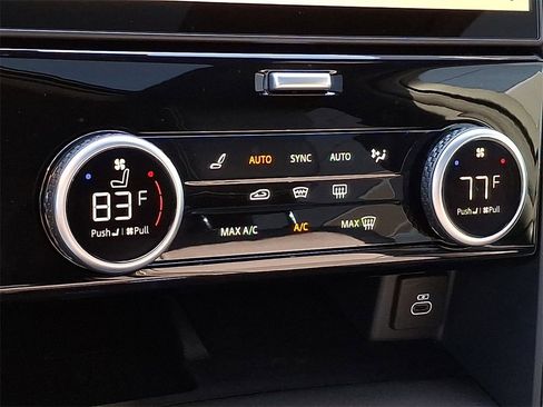 Used 2025 Land Rover Discovery S image 21