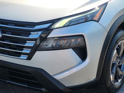 Used 2025 Nissan Rogue SV FWD image 8