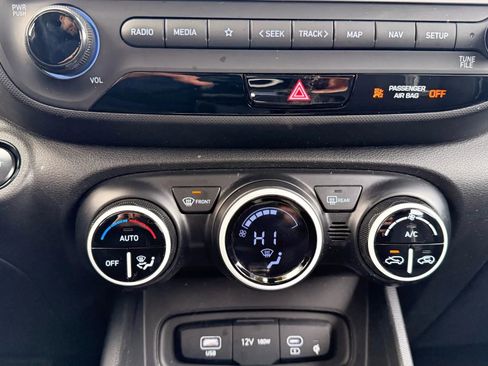 Used 2023 Hyundai Venue Limited image 24