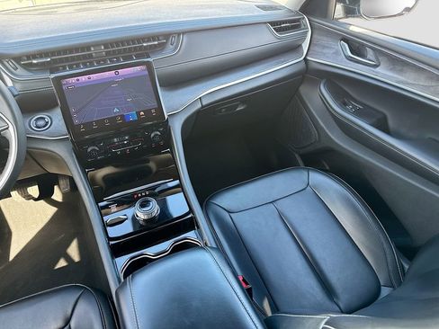 Used 2023 Jeep Grand Cherokee Limited image 30