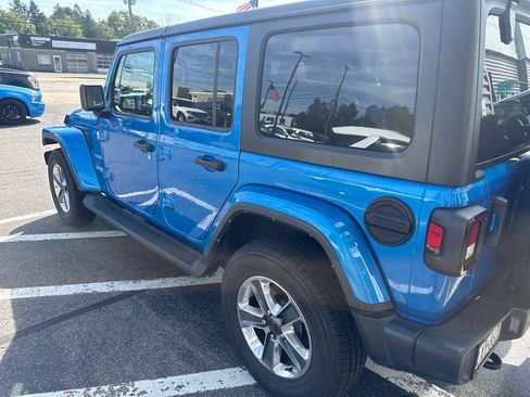Used 2022 Jeep Wrangler Unlimited Sahara AWD/4WD image 8