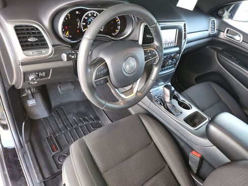 Used 2020 Jeep Grand Cherokee Laredo image 11