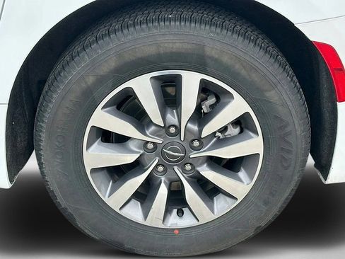 Used 2024 Chrysler Pacifica Select image 30