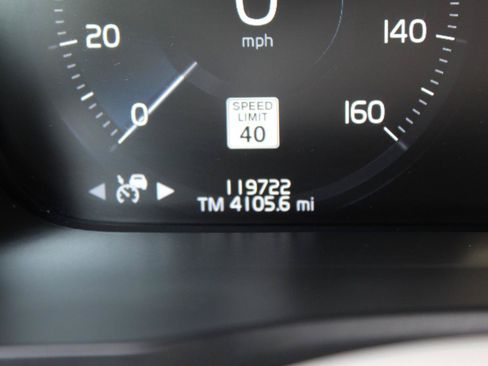 Used 2016 Volvo XC90 T6 Momentum w/ Protection Package Plus AWD/4WD image 32
