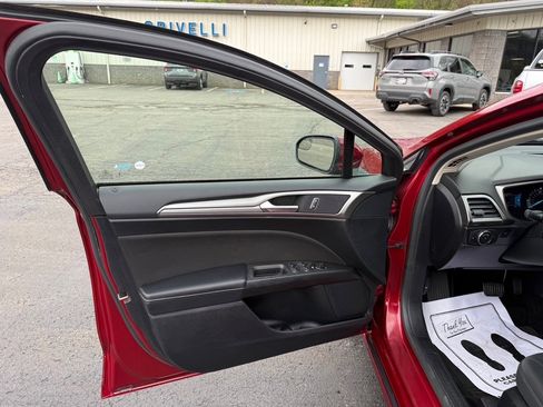 Used 2018 Ford Fusion SE w/ Fusion SE Technology Package FWD image 8