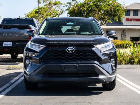 Used 2019 Toyota RAV4 XLE w/ Convenience Package FWD image 2