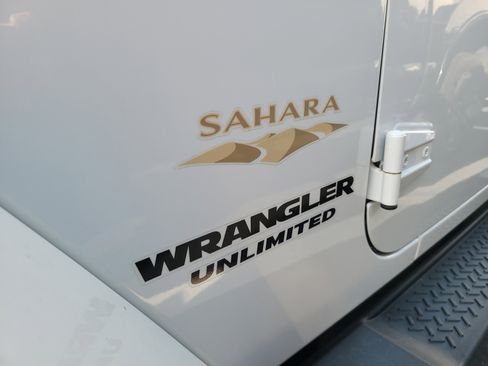 Used 2013 Jeep Wrangler Unlimited Sahara w/ Dual Top Group AWD/4WD image 9