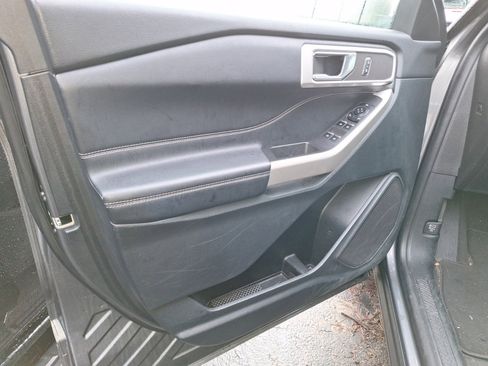 Used 2022 Ford Explorer XLT w/ Equipment Group 202A image 8