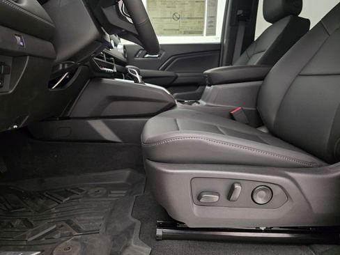 New 2025 Chevrolet Colorado LT w/ LT Convenience Package image 2