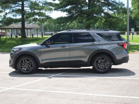 Used 2025 Ford Explorer ST AWD/4WD image 23