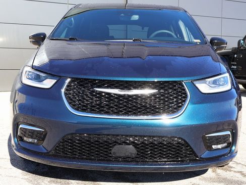 Used 2025 Chrysler Pacifica Select image 7