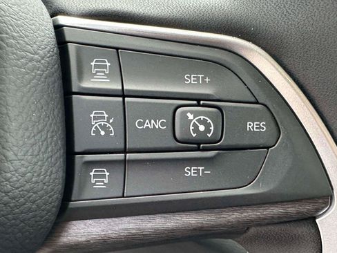 Used 2024 Jeep Grand Cherokee Limited w/ Black Appearance Package AWD/4WD image 22
