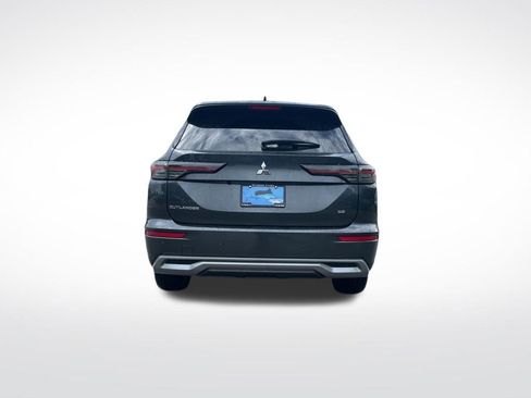 Used 2025 Mitsubishi Outlander SE image 7