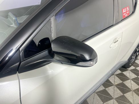 Used 2019 Toyota C-HR XLE image 12