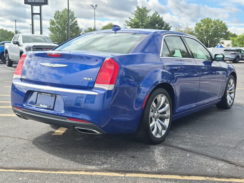 Used 2018 Chrysler 300 Touring w/ Chrome Appearance Package RWD image 3