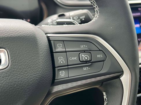 Used 2025 Jeep Grand Cherokee Altitude image 21