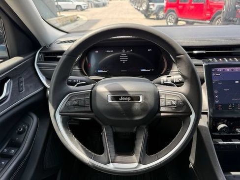 Used 2023 Jeep Grand Cherokee L Limited AWD/4WD image 19