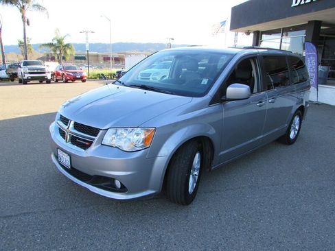 Used 2019 Dodge Grand Caravan SXT image 2