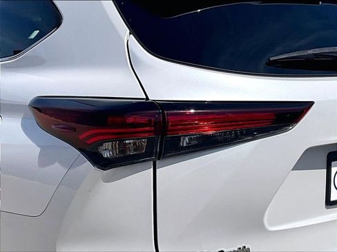 Used 2024 Toyota Highlander XLE AWD/4WD image 27