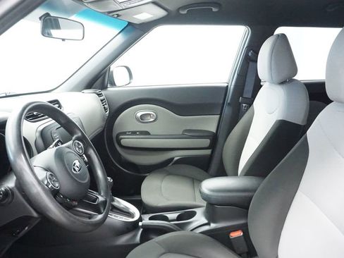 Used 2018 Kia Soul image 31
