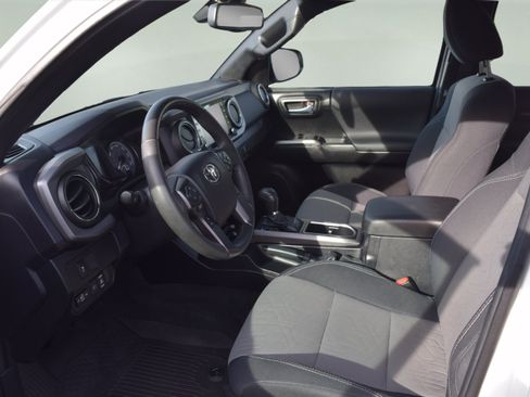 Used 2022 Toyota Tacoma TRD Off-Road AWD/4WD image 12