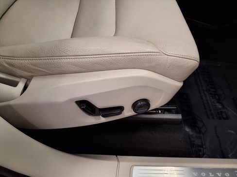 Used 2021 Volvo XC90 T6 Momentum w/ Climate Package image 11