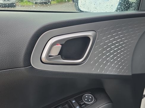 Certified 2025 Kia Soul LX FWD image 18