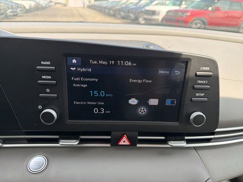 Used 2025 Hyundai Elantra Hybrid FWD image 25