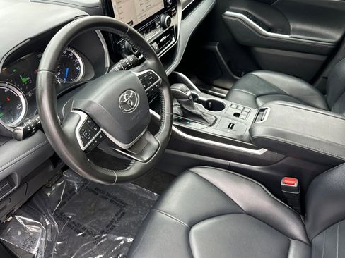 Used 2023 Toyota Highlander XLE w/ Protection Package #3 (TMS) AWD/4WD image 10