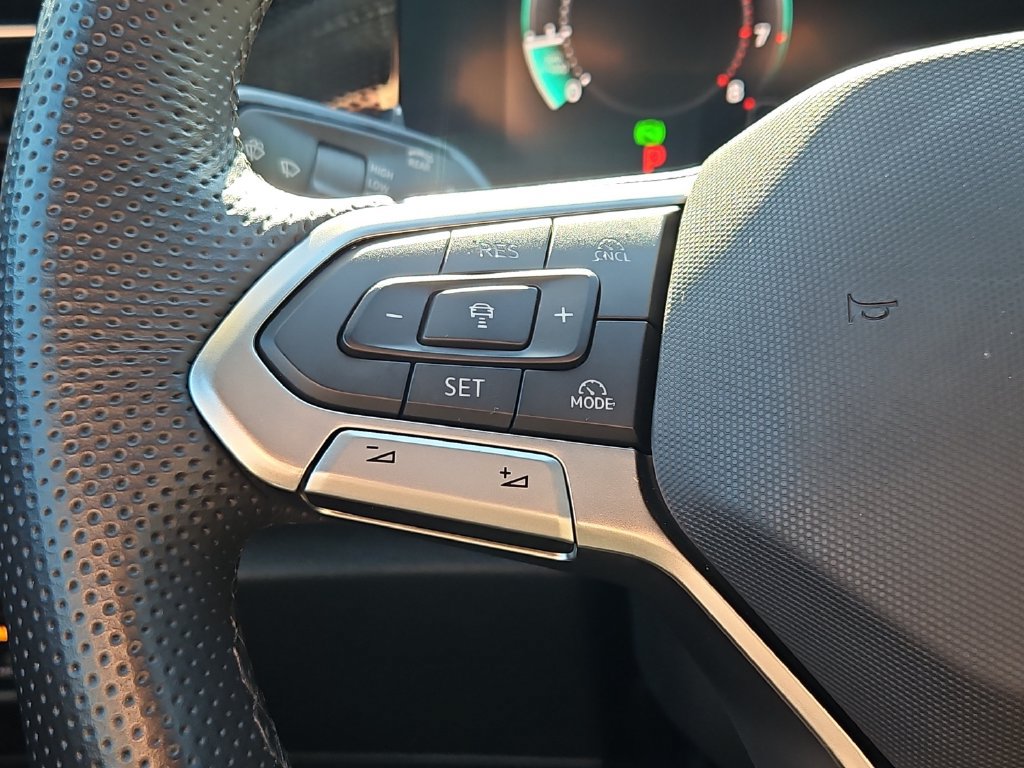 Certified 2026 Volkswagen Tiguan SE R-Line AWD/4WD image 17