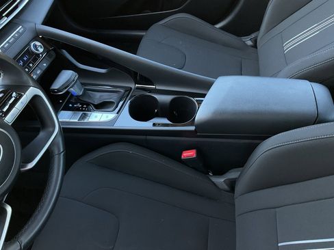 Used 2025 Hyundai Elantra SEL image 35