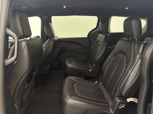 Used 2025 Chrysler Pacifica Select FWD image 16